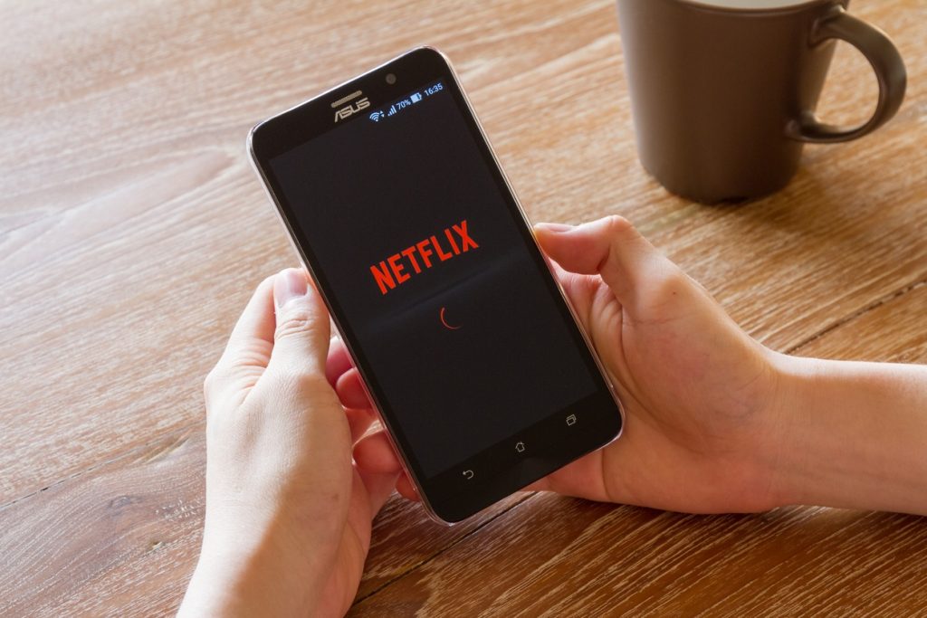 Netflix (NFLX34) adia cobrança extra para quem divide senha - BP Money