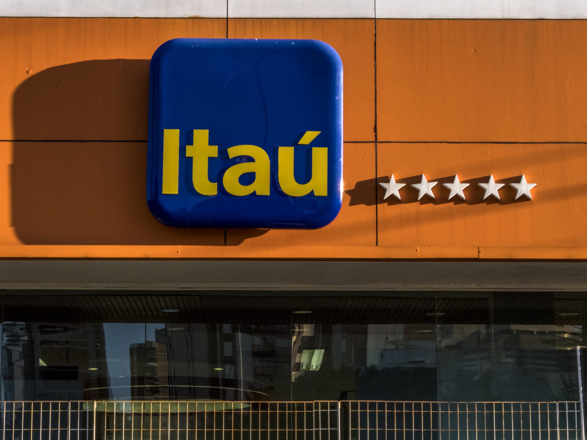 ITUB3 e ITUB4: diferenças e se vale investir em ações do Itaú - IF