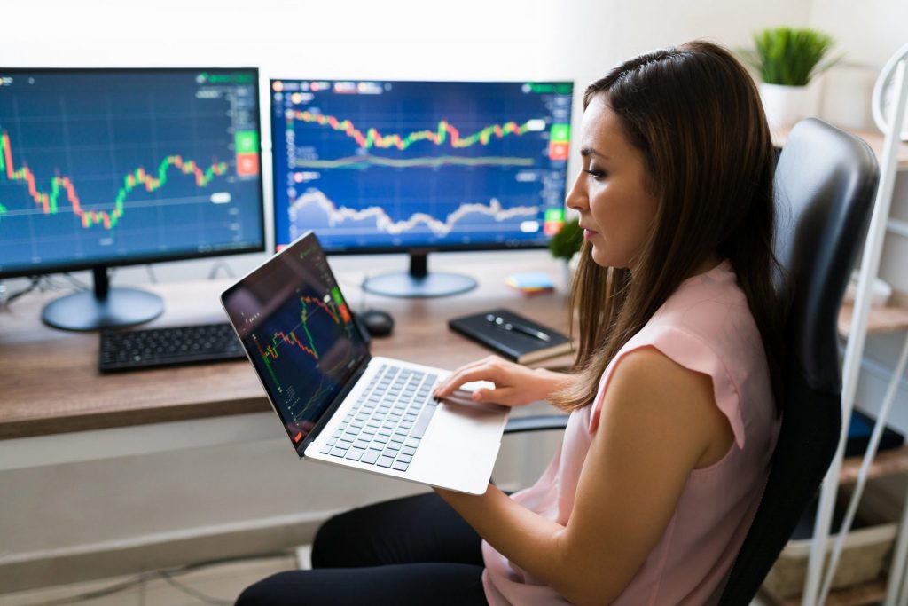 mulher trader utilizando profit pro para operar